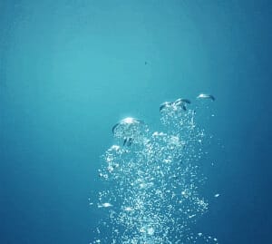 Bulles qui remontent sous l'eau