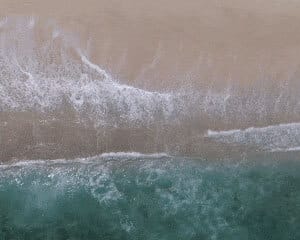 Reflux d'eau sur le rivage